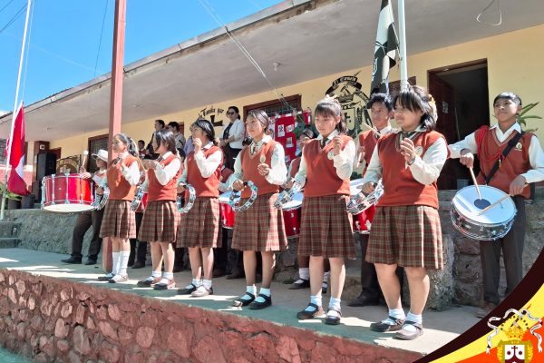 ESTUDIANTES CON BANDA